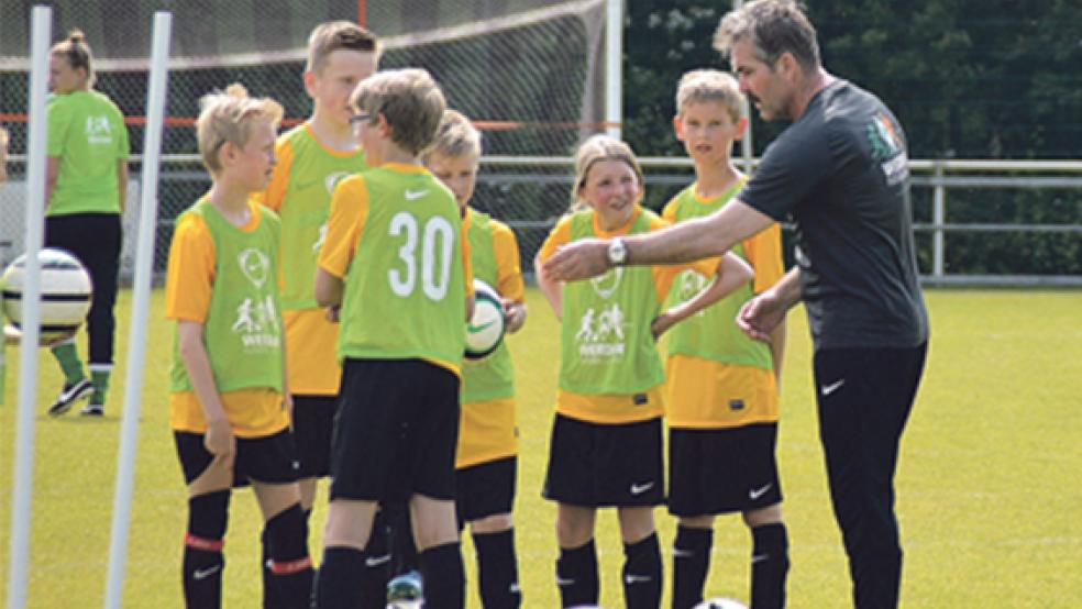 Mit insgesamt 546 Bundesligaspielen steht Mirko Votava (rechts) auf Platz fünf der Liste der Bundesligaspieler mit den meisten Einsätzen. Viel Erfahrung, die er gern an den Nachwuchs in Bunde weitergab. © 