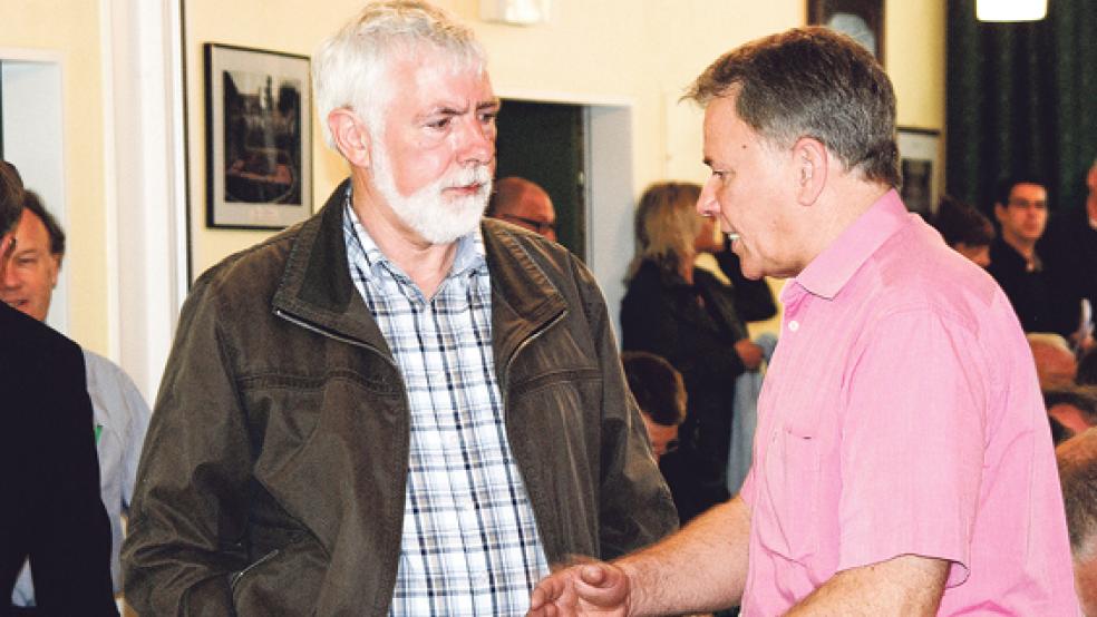 Fordert eine nachhaltige Sanierung der Landesstraße 17: SPD-Ortsvereinsvorsitzender Georg Huisinga, hier im Gespräch mit Bundes Bürgermeister Gerald Sap beim SPD-Kreisparteitag in Neermoor. © Foto: Hoegen