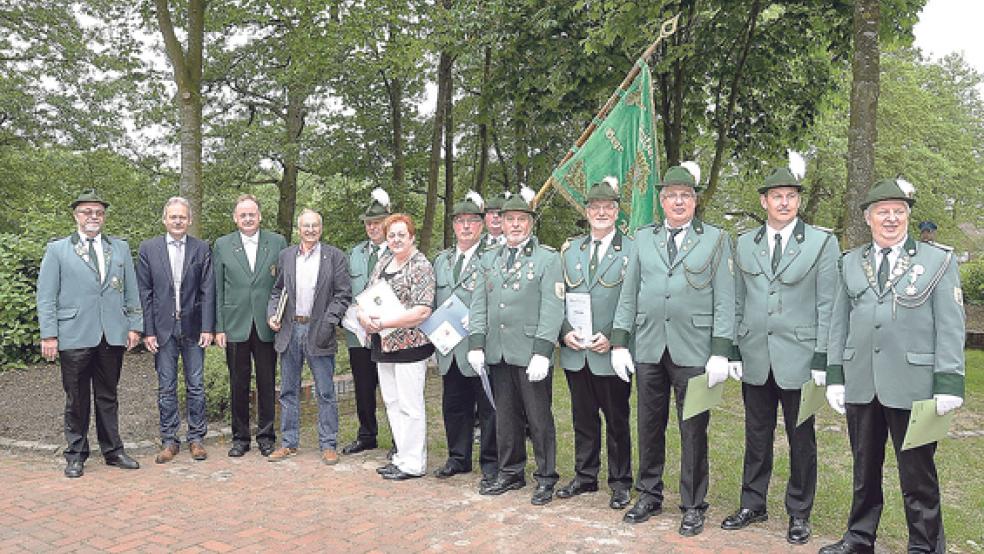 Nach den Ehrungen stellten sich alle Beteiligten zu einem Erinnerungsfoto zusammen. Im Bild von links Arnold Hesse, Jörg Kromminga, Detlef Temmen, Gerhard Groenewold, Erich Schröder, Margret Sap, Herbert Boer, Fahnenträger Rainer Boer, Heinrich Meijer, Wilfried Meijer, Rainer Lübbers, Andreas Groen und Jan Schipper. © Foto: Wolters