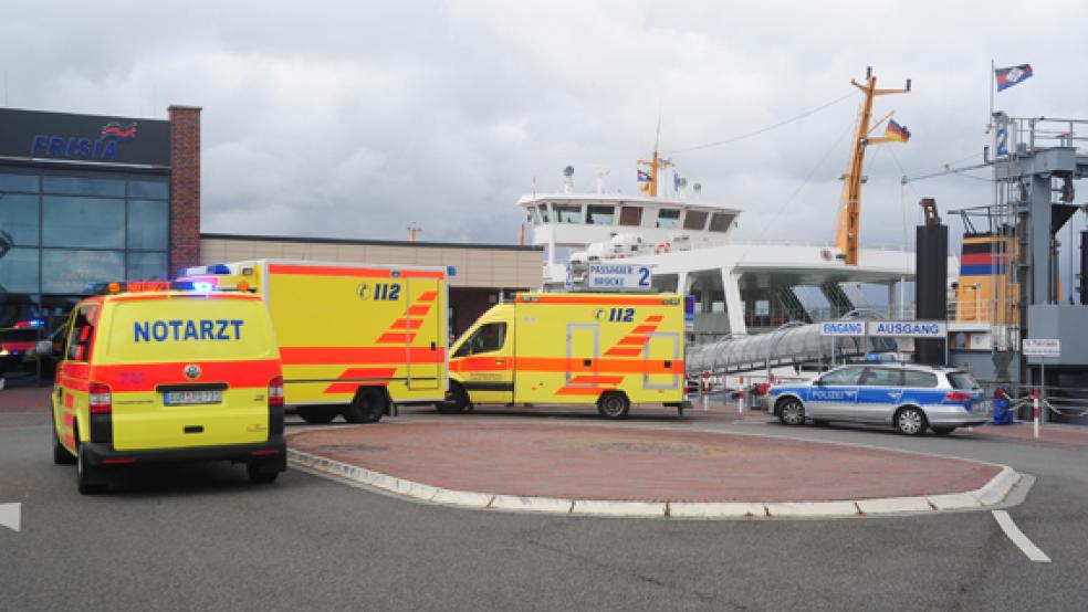 Schwer beschädigt wurde die »Frisia V« am Dienstag, als sie den Molenkopf rammte. Fünf Fahrgäste mussten ins Krankenhaus eingeliefert werden, zudem ging ein Dalben zu Bruch.  © Foto:Tebben-Willgrubs