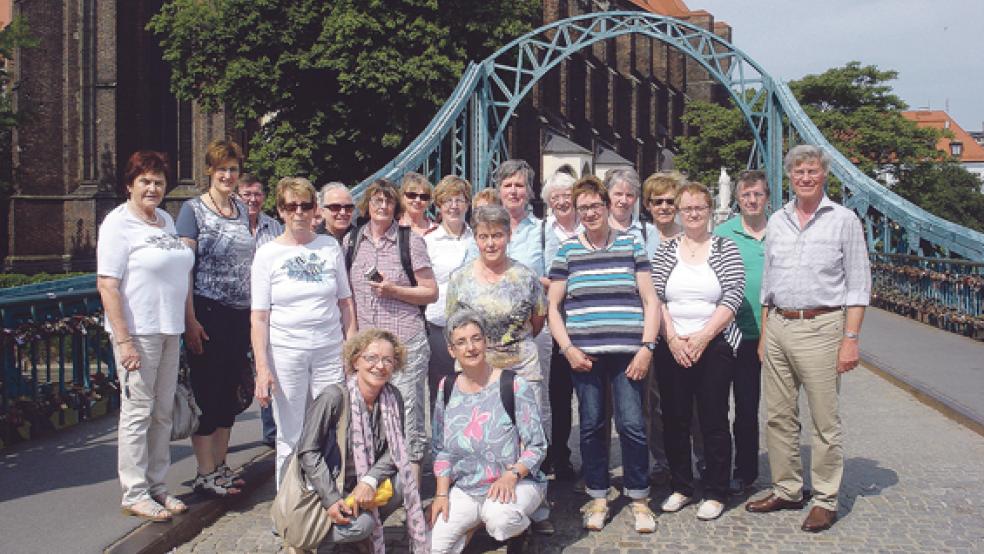 Die Reisegruppe auf der Dombrücke. Wegen der vielen Vorhangschlösser wird sie auch Liebesbrücke von Breslau genannt. Vorne kniend, von links, die Reiseleiterinnen Margarete und Ilse Meyer. © Foto: privat