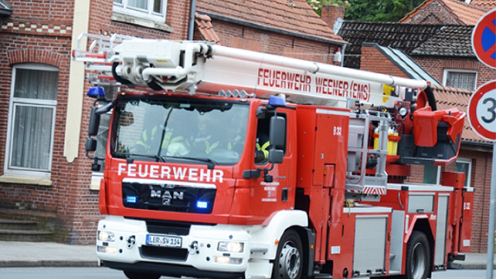 Mit vier Einsatzfahrzeugen und 30 Helfer rückte die Feuerwehr Weener zum ehemaligen Hotel »Rheiderland« aus. Allerdings handelte es sich nur um einen Fehlalarm. © Foto: Hanken