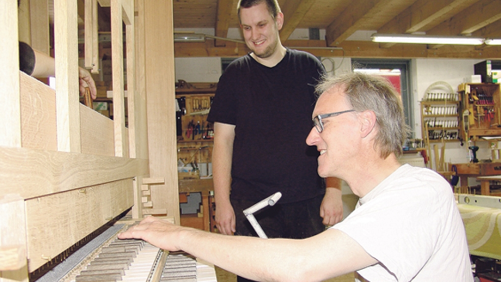 Orgelbaumeister Harm Dieder Kirschner (rechts) aus Stapelmoor arbeitet mit seinem Gesellen Christian Besel unter Hochdruck an einer »Cammerorgel« mit elf Registern und mehr als 600 Pfeifen.  © Foto: Boelmann 