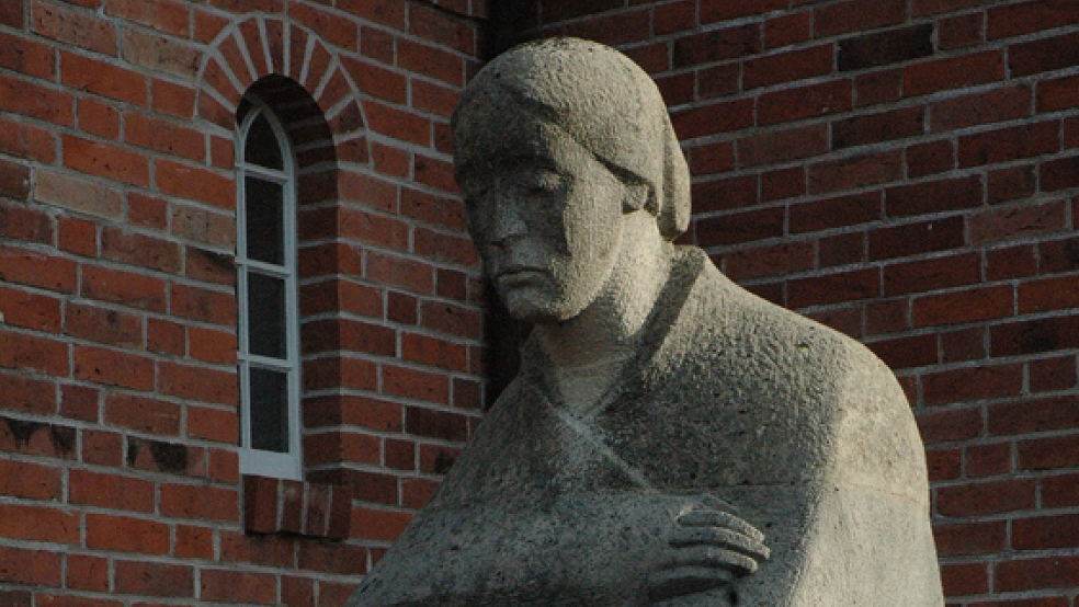 Die Statue »Die Trauernde« des Bildhauers Karl-Ludwig Böke vor der Matthäikirche in Bingum passt zum derzeitigen Stimmungsbild in der Gemeinde. . © Foto: Szyska