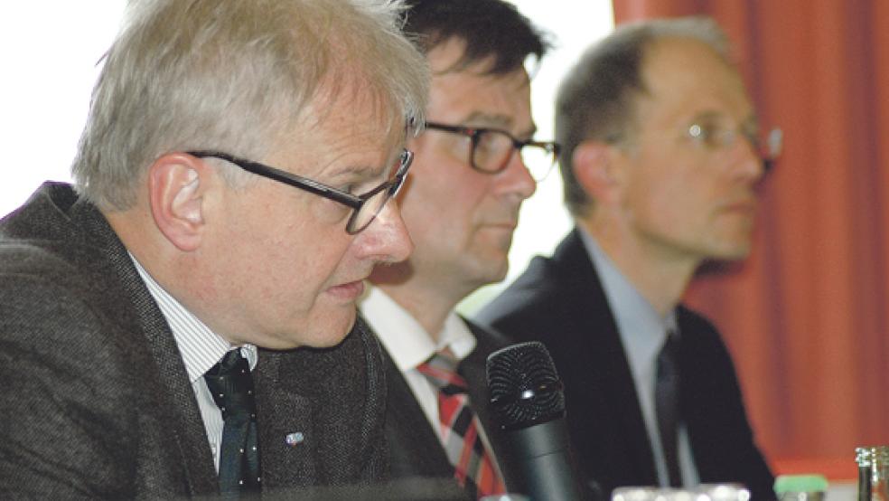 Der Präsident des Landesbergamtes, Andreas Sikorski, und die Projektleiter der Gaskonzerne, Ralf Riekenberg (EWE) und Arkadius Binia (Astora, von links) mussten im Dorfgemeinschaftshaus in Jemgum viele kritische Fragen beantworten. © Foto: Szyska