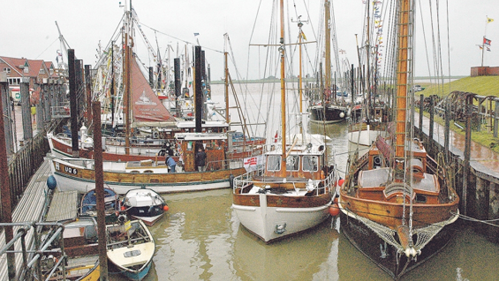 24 Traditionsschiffe machten vor zwei Jahren im Ditzumer Hafen fest. © Foto: RZ-Archiv