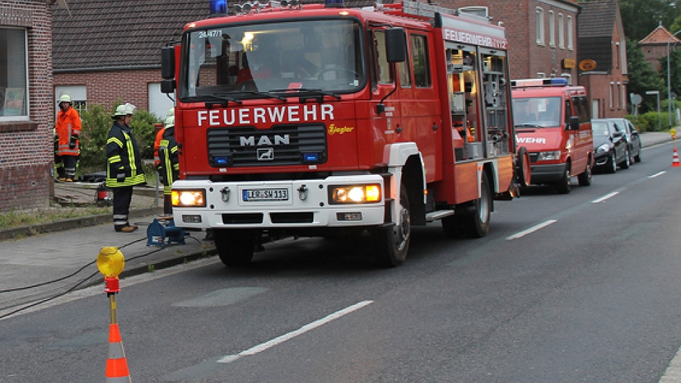 Die Feuerwehr Weener rückte mit zwei Fahrzeugen und rund 20 Einsatzkräften zur Graf-Edzard-Straße aus. © Foto: Rand