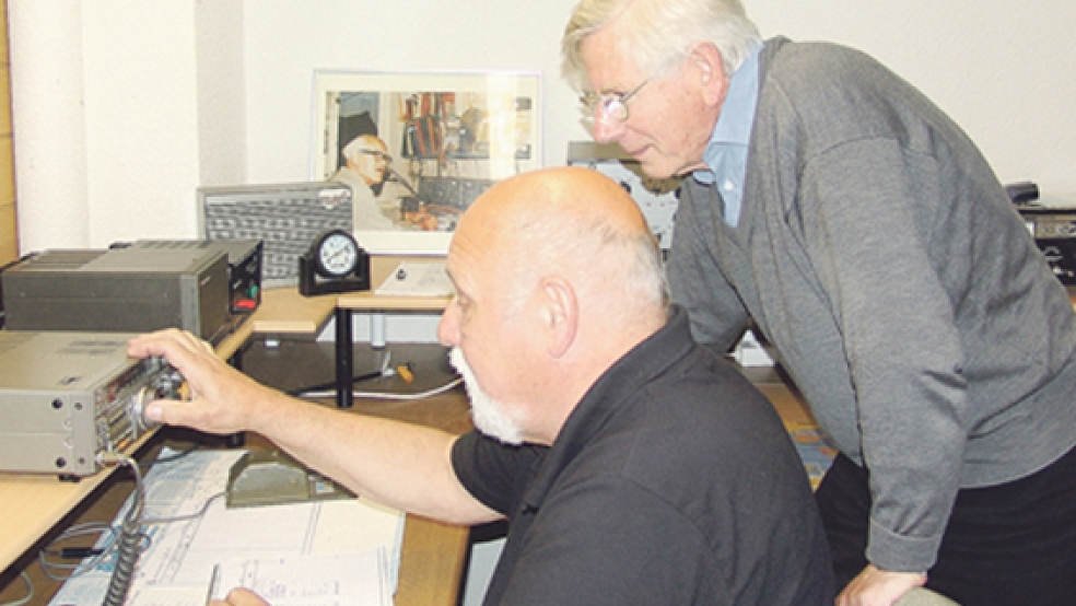 Konzentriert hören die Amateur-Funker Werner Pienak (rechts) und Albrecht Kohlenberg vom Ortsverband Leer I07 des Deutschen Amateur-Radio-Clubs (DARC) den Funk ab. © Foto: Boelmann