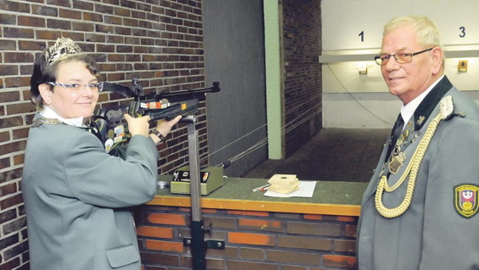 Schützenkönigin Barbara Anders »eröffnete« das diesjährige Königsschießen.  © Foto: Wolters