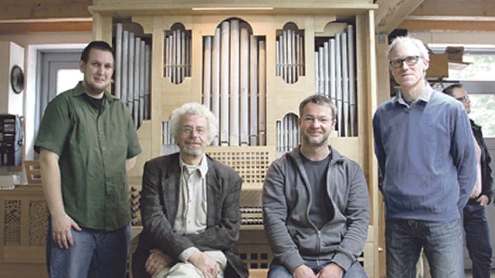 Erfreuten sich am Klang der neuen »Cammerorgel« (von links): Christian Besel, Winold van der Putten, Edzard Knoke und Harm Dieder Kirschner. © Foto: Flockenhagen