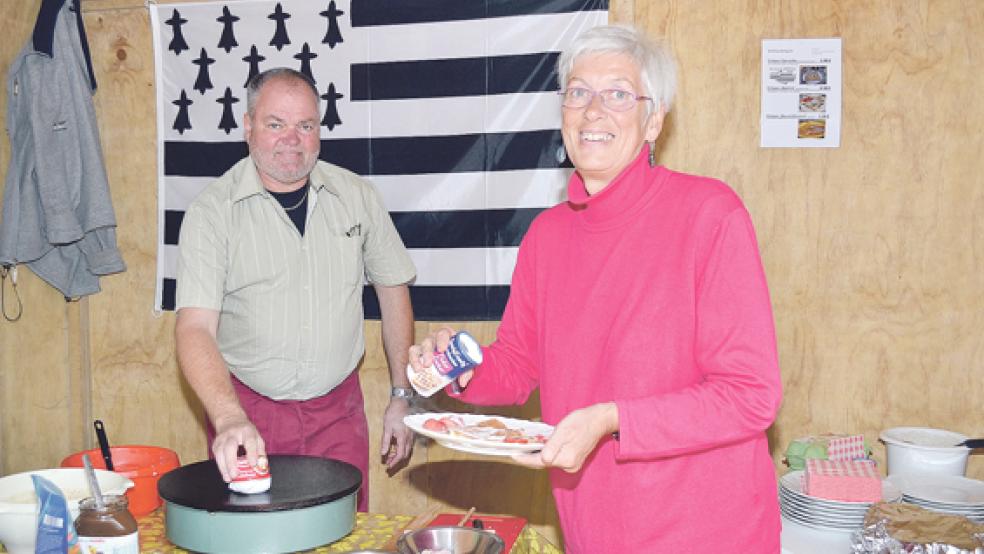 Iris und Peter Pfaff versorgten die Gäste mit süßen und herzhaften Crepes, klassisch und als Buchweizen-Crepes.  © Foto: Hülsebus