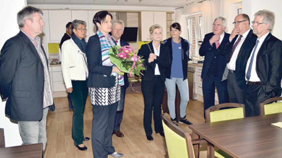 Bei einem Rundgang informierte Geschäftsführerin Hanna Koenen (mit Blumen) über den Tagesablauf in der Tagespflege. Auch Bürgermeister Ludwig Sonnerberg (rechts neben ihr) und Kirchenpräsident Martin Heimbucher (rechts) zählten zu den Gästen. © 