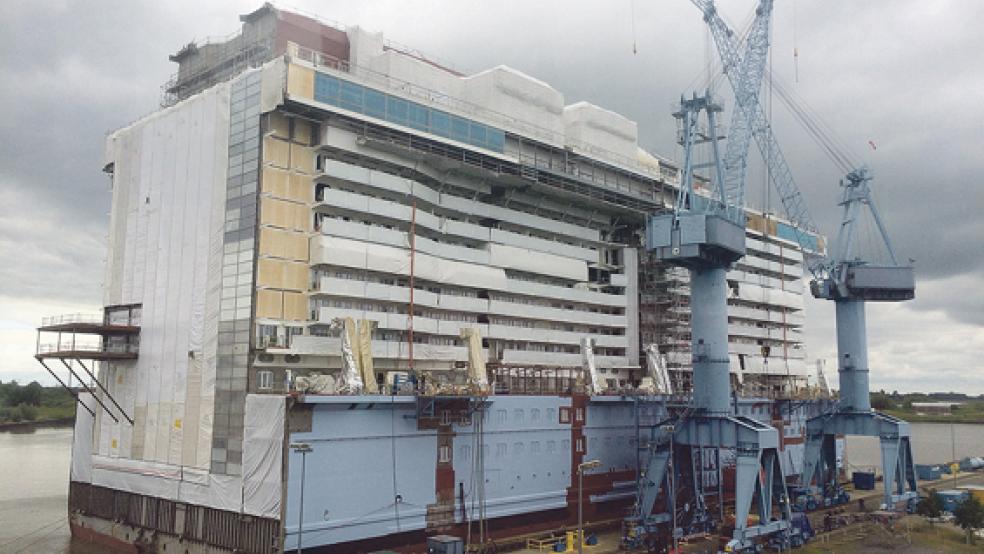 Am Ausrüstungspier der Meyer Werft in Papenburg wird in den kommenden Tagen an dem Segment des Kreuzfahrtschiffes »Ovation of the Seas« weitergearbeitet. © Foto: Feimann