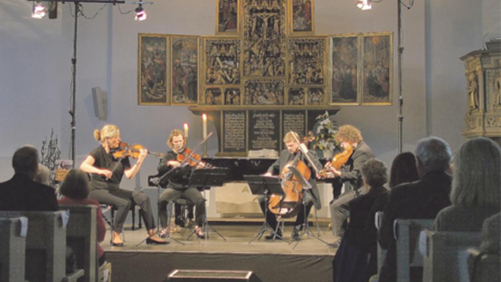 Das Signum-Quartett mit (von links) Kerstin Dill, Annette Walther, Thomas Schmitz und Xandi van Dijk unter dem spätgotischen Passionsaltar in der Lambertikirche. Der über 500 Jahre alte Altar stammt übrigens aus dem früheren Kloster in Ihlow, das im Zuge der Reformation abgerissen wurde.  © Foto: Krämer
