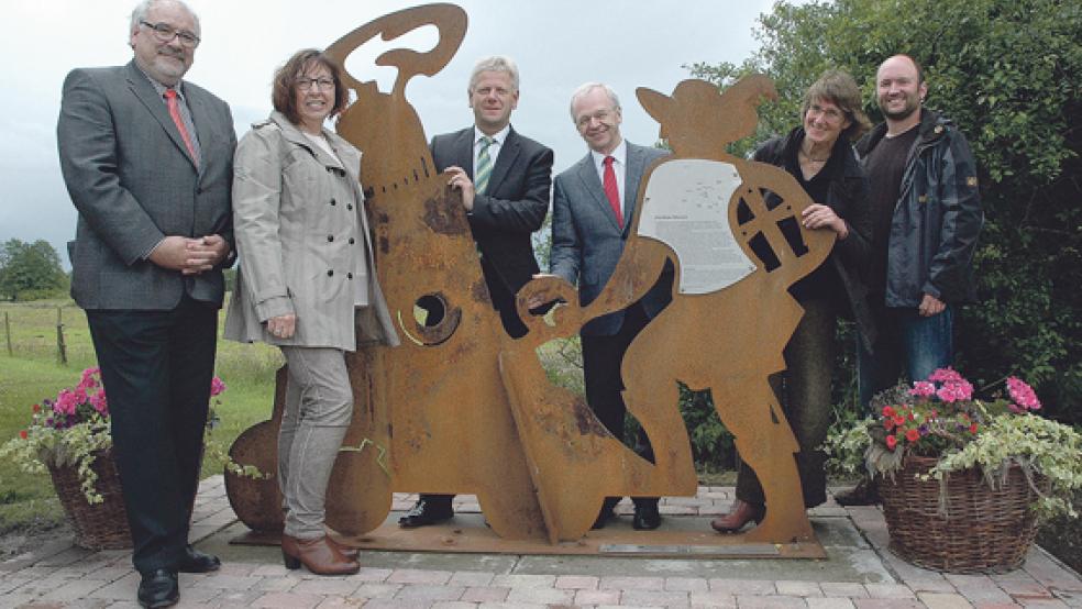 Nach der feierlichen Freigabe der Informationstafeln zu den Dieler Schanzen: Armin Gallinat (Ems Dollart Region), Dieles Ortsvorsteherin Heidi Knoop, Weeners Bürgermeister Ludwig Sonnenberg, Landrat Bernhard Bramlage, Künstlerin Frouke Roukema und Archäologe Dr. Andreas Hüser (von links) vor der Stele »Bomben-Bernd«. © Foto: Szyska