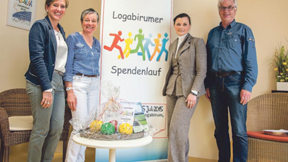 Auf viele Läufer beim achten Spendenlauf in Logabirum hoffen Psychologin Gabriele Wingerter-Wolters, Silvia Warring, Schirmherrin Gitta Connemann und Gerold Severiens von Fortuna Logabirum (von links). © Foto: de Winter