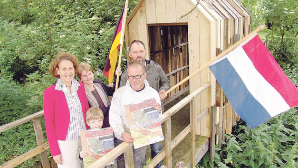 Hoffen auf viele Besucher bei der Veranstaltung »Grenzenlos treffen« im Juli in Coldam (von links): Beatrix Kuhl, Theo Geerdes, Martina Salie, Vincent van Leeuwen und Rainer Geerdes. 72 Künstler haben sich angemeldet. © Foto: Boelmann