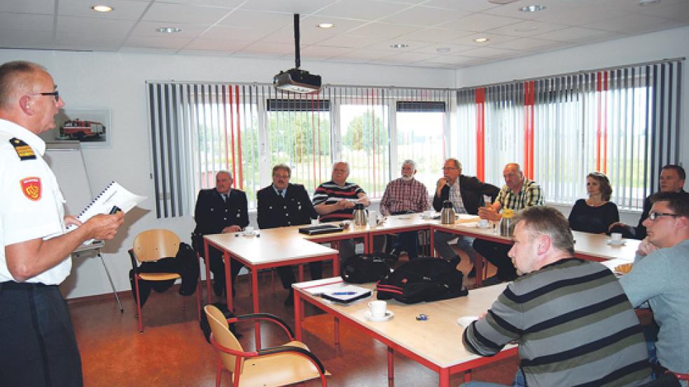 Über die Strukturen der Brandweer in der Gemeinde Oldambt informierte Commandant Dirk Bakker (links) den Bunder Feuerwehrausschuss. © Foto: Hoegen