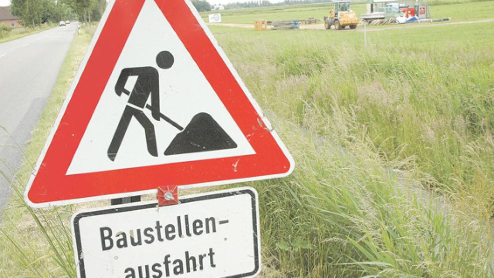 An der Landesstraße 15 auf Höhe von Bentumersiel richtet das Bauunternehmen Bohlen & Doyen derzeit die Baustelle für die Reparatur der BEP-Gasleitung ein. In der Nähe betreibt die Pipeline-Gesellschaft eine Schieberstation. © Foto: Szyska