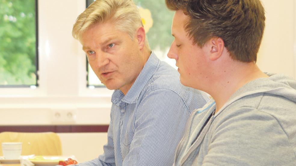 Klaus Voortmann ist überzeugt, dass Hauptschüler gute Chancen auf einen Ausbildungsplatz haben. Neben ihm Frank Kielmann, der von der Praxisklasse als Auszubildender in die Firma Jürrens in Weener wechselt. © Foto: Hoegen