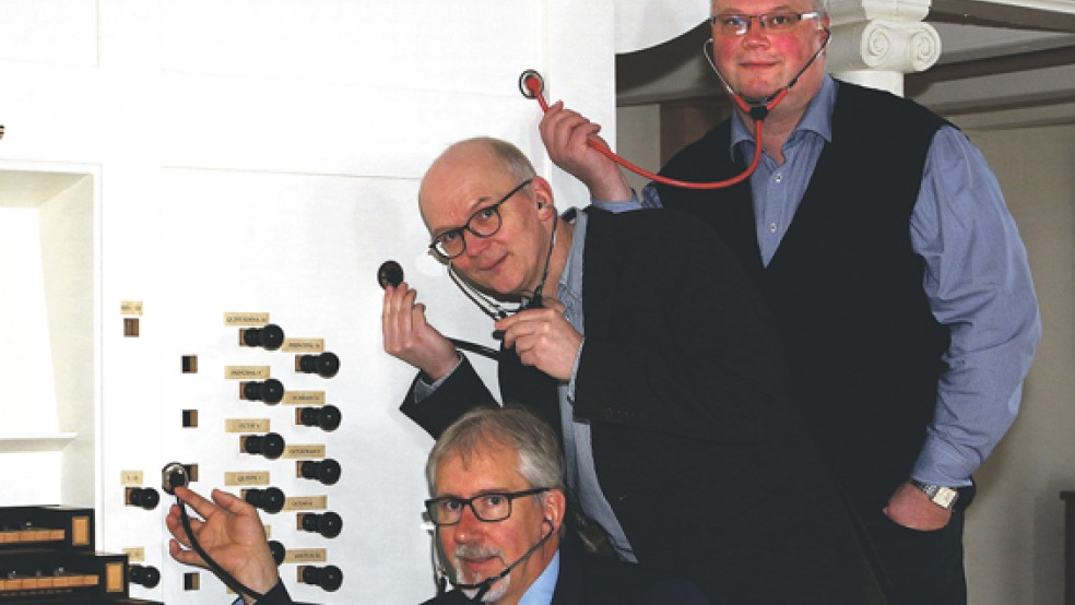 Zum zwölften Mal laden (von links) Superintendent Burghard Klemenz, Pastor Uwe Wiarda und Pfarrer Dr. Andreas Robben zur Kulturnacht der Leeraner Altstadtkirchen ein.  © Foto: Kirche