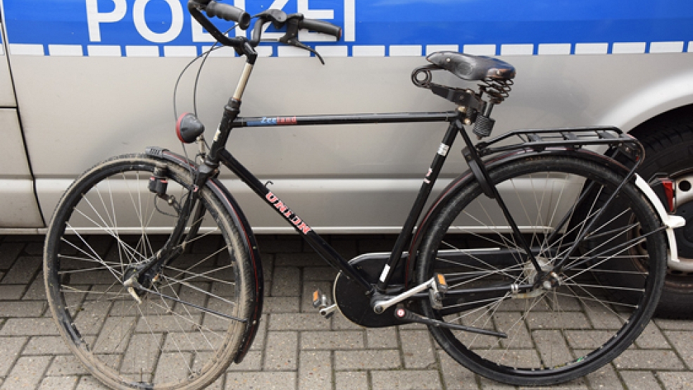 Dieses schwarze Fahrrad stellte die Polizei in der Nähe des Tatortes in Hatzum sicher. © Foto: Polizei