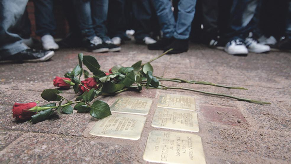 »Stolpersteine« wurden im November 2011 auch in Rhauderfehn verlegt. In Weener soll am 6. Juli zur Gründung eines Arbeitskreises aufgerufen werden, um diese Form des Gedenkens auch in der Stadt möglich zu machen.  © Foto: Archiv