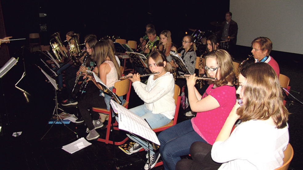 Die Bläserklasse der Oberschule Weener gab am Donnerstag zum zehnten Geburtstag ein großes Konzert. © Foto: Boelmann