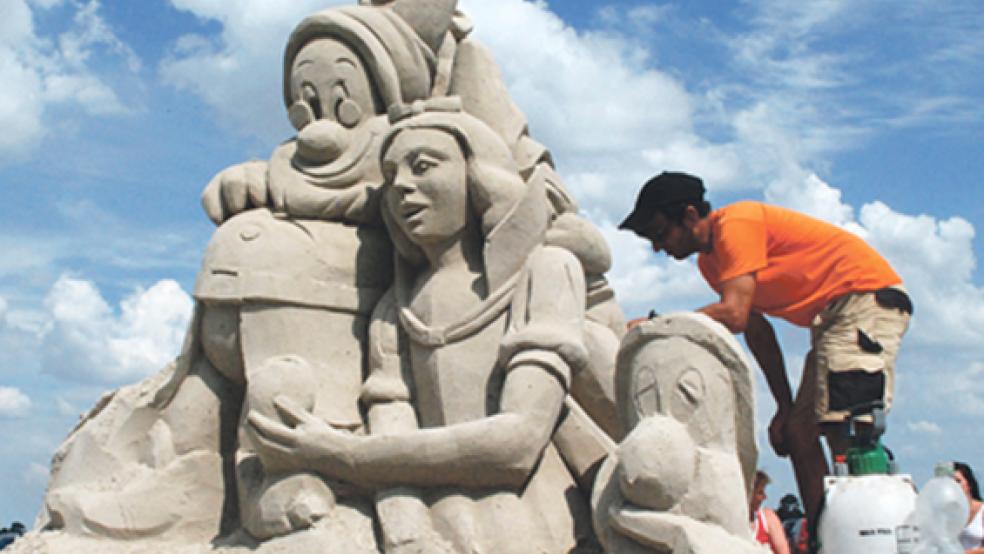 Bei der Premiere des Sandskulpturen-Festivals im vergangenen Jahr entstanden Figuren aus bekannten Märchen. Auf unserem Bild arbeitet der Spanier Sergi Ramirez an »Schneewittchen und den sieben Zwergen«. © Archivfoto: Kuper