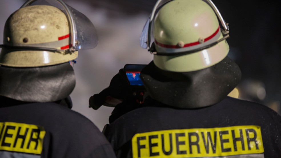 Durch ein Feuer nach einem technischen Defekt wurde ein Lastwagen, der auf der A 31 unterwegs war. Die Feuerwehr löschte das brennende Wrack. © Foto: Archiv