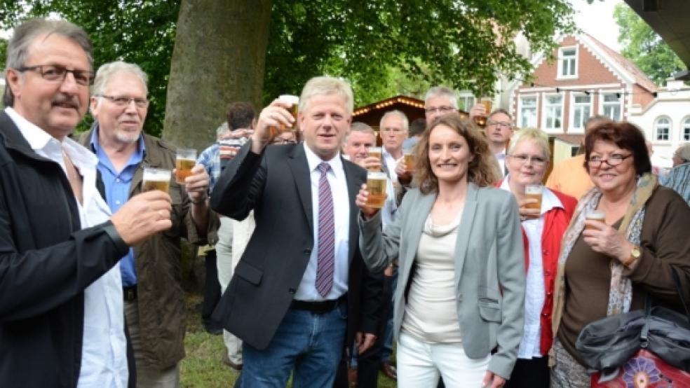 Mit Gerstensaft stießen Bürgermeister Ludwig Sonnenberg und Orga-Team-Leiterin Marianne Schüür-Buntjer (Mitte) mit ihren Gästen auf das Altstadtspektakel an. © Hanken