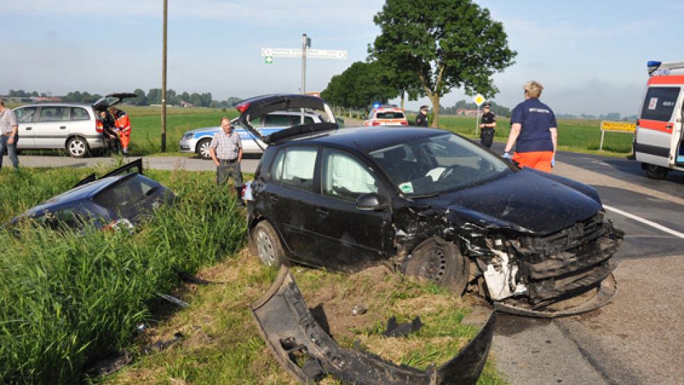 Frontal zusammengestoßen sind am Sonntagmorgen zwei Autos auf der Kreuzung der K 39 bei Böhmerwold. Dabei sind offenbar mehrere Menschen verletzt worden. © Foto: Wolters