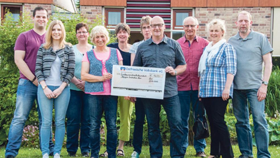 Dankend nahm Gretel Bluhm-Janssen (Vierte von links) von der Hospiz-Initiative Leer den Scheck der Rheiderländer Handballer des TuS Holthusen und der HSG Weener/Bunde entgegen. Insgesamt erwirtschafteten die Sportler 1600 Euro auf dem Handball-Tag in Weener. © Foto: de Winter