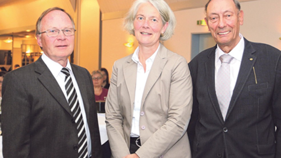 Fritz Zitterich, Vorstandsvorsitzender des Bauvereins (links) und Günther Boekhoff als Aufsichtsratsvorsitzender gratulierten Ursel Nimmrich, die neu in den Aufsichtsrat gewählt worden war.  © Foto: Dübbel