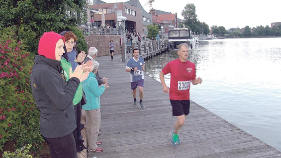 Angenehme Temperaturen hatten die Teilnehmer am Mittwochabend beim »Schöne Aussichten Cup« in Leer. Zahlreiche Zuschauer verfolgten das Lauf-Event. © Foto: Boelmann