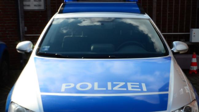 Zwei Frauen gehen  aufeinander los