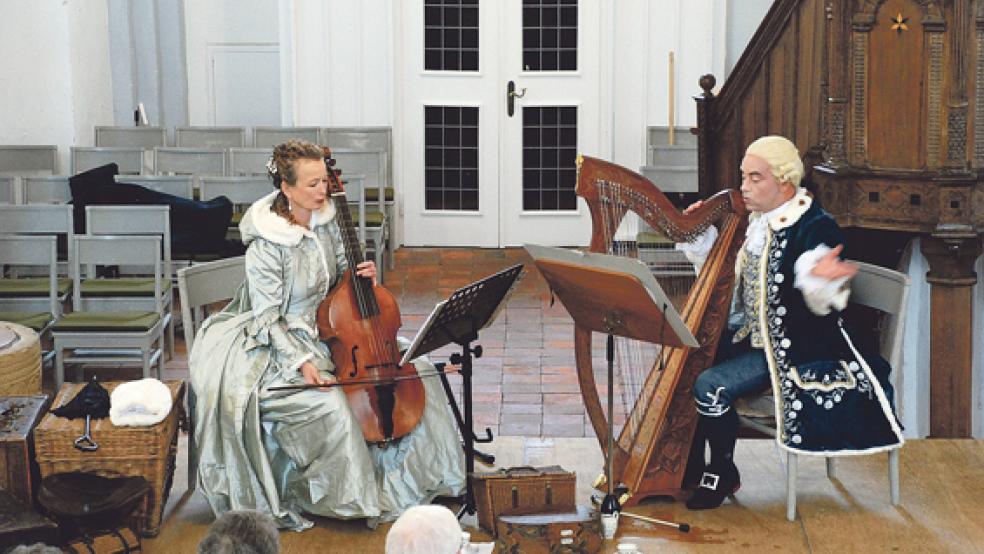 Erzählend, musizierend und singend nahmen Christiane Gerhardt und Niels Badenhop in der Stapelmoorer Kreuzkirche die 140 Konzertgäste mit auf eine »Cavalierstour«. © Foto: Kuper