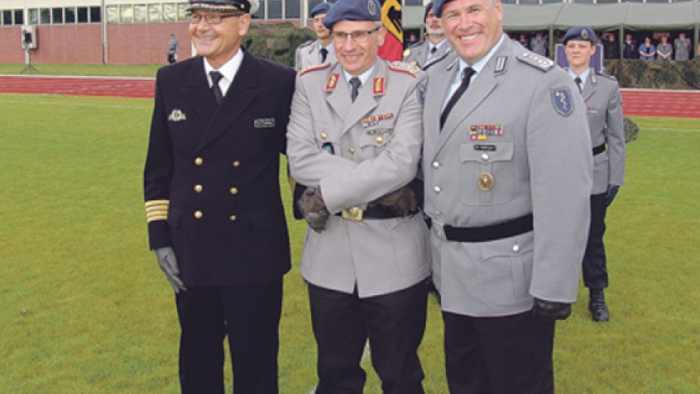 Kommando-Übergabe in der Leeraner Evenburg-Kaserne: Dr. Dirk Möllmann, Generalstabsarzt Dr. Stephan Schoeps und Oberstarzt Dr. Ralf Hoffmann (von links).  © 