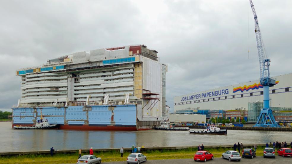 Im Werfthafen in Papenburg liegt derzeit ein Block des neuen Kreuzfahrtschiffes »Ovation of the Seas«. Die Kritik an der Verlegung des Werft-Verwaltungssitzes nach Luxemburg ebbt derweil nicht ab. © Foto: Meyer Werft