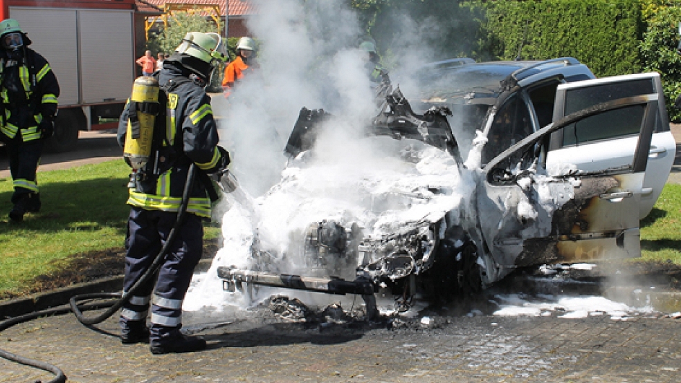 Der brennende Peugeot wird von der Feuerwehr abgelöscht. Der Wagen dürfte nur noch Schrottwert besitzen. © Foto: Feuerwehr Holthusen