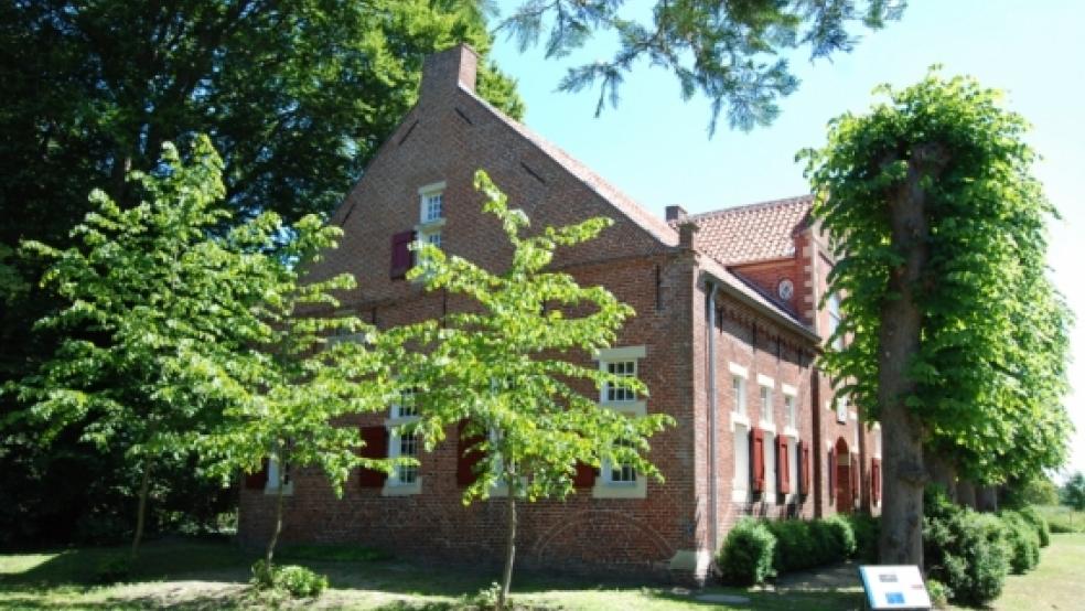 Das Steinhaus in Bunderhee besteht aus einem Wehrturm, der Mitte des 14. Jahrhunderts errichtet wurde, und dem vorderen Anbau, der zwischen 1712 und 1735 entstand. © Foto: Hoegen