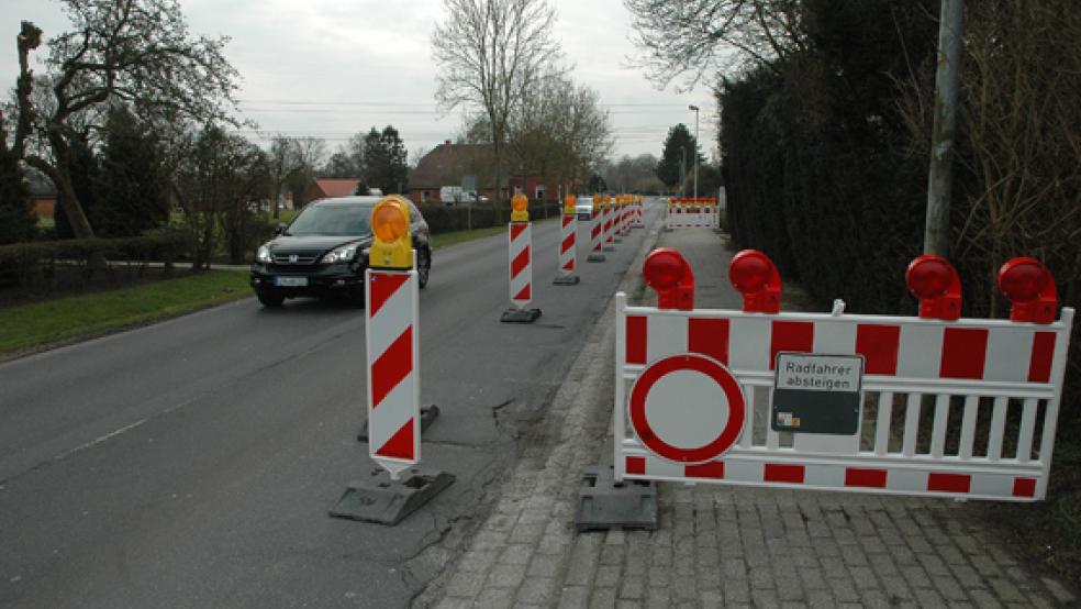 Die Hauptstraße in Stapelmoor soll im Herbst saniert werden - das gilt auch für den Fuß- und Radweg. © Archivfoto: Szyska