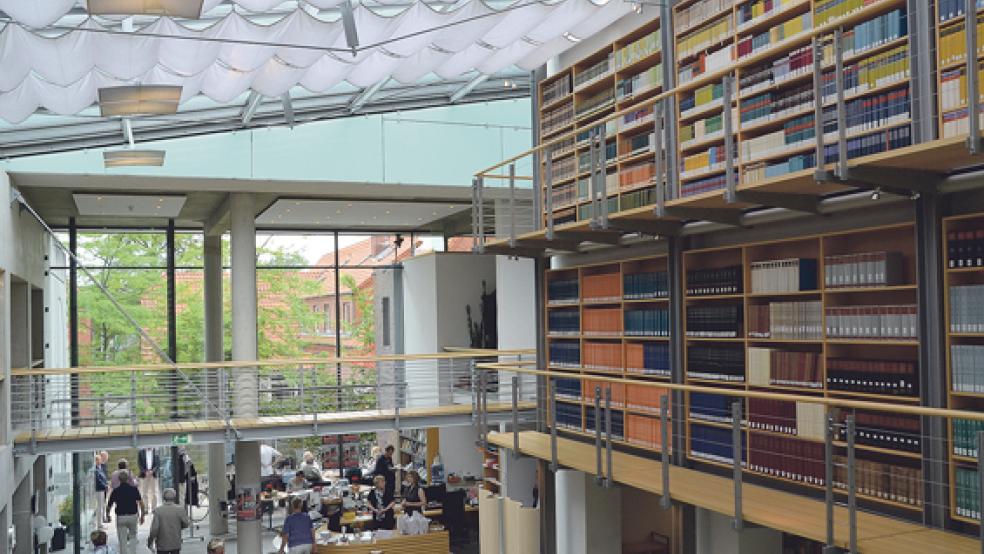 200.000 Bände sind derzeit in der Landschaftsbibliothek in Aurich untergebracht. © Foto: Horrmann