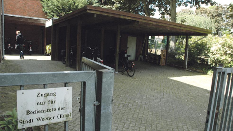 Mit dem Abriss der Flachdachanbauten neben dem alten Friedhof beginnt der Rathaus-Umbau. © Foto: Szyska