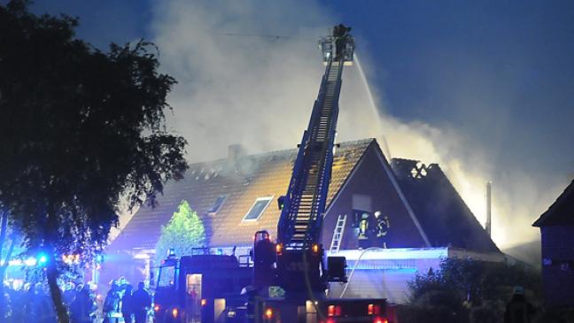Blitz schlägt in drei Häuser ein