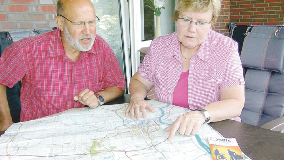 Planen bereits die nächste Radtour: Harm und Monika Meinders vom Rheiderländer Fahrrad-Club (ADFC).  © Foto: Boelmann