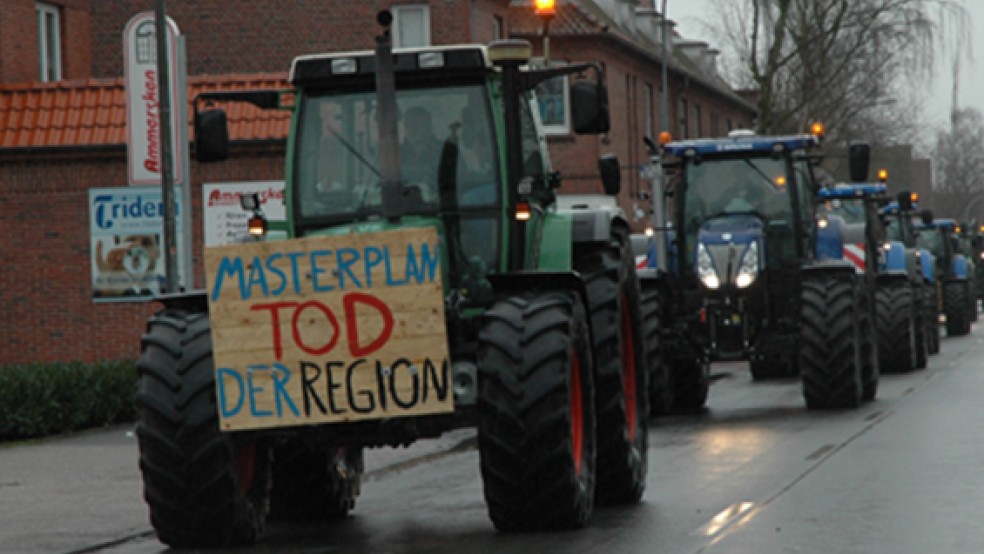 Gegen den Masterplan Ems trugen viele Landwirte ihren Protest auf die Straße. Nun wird mutmaßen sie, dass das Abstimmungsergebnis anders ausgefallen wäre, wenn die Umzugspläne der Meyer Werft bereits bekannt gewesen wären. © Foto: Szyska