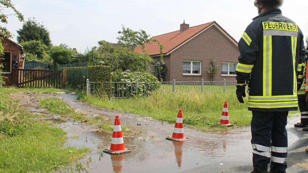 Mit neun Einsatzkräften und einem Fahrzeug rückte die Feuerwehr Weenermoor zur Weenerstraße aus. © Foto: Feuerwehr