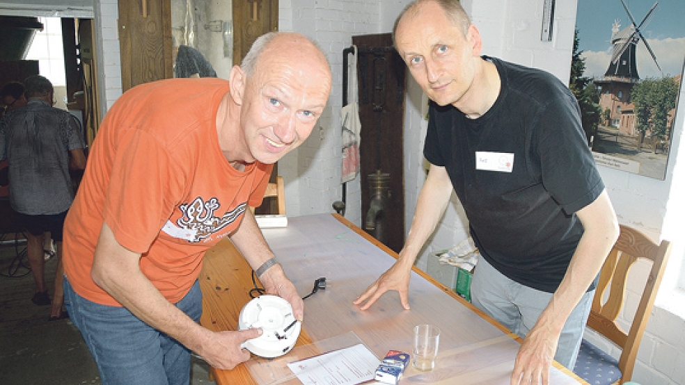 Zwei von bisher 27 freiwilligen Helfern: Willi (links) aus Weener und Ralf aus Leer unterstützen das »Repair Café« in der Bunder Mühle. Am 1. August besteht die nächste Möglichkeit, das Angebot zu nutzen. © Fotos: Himstedt