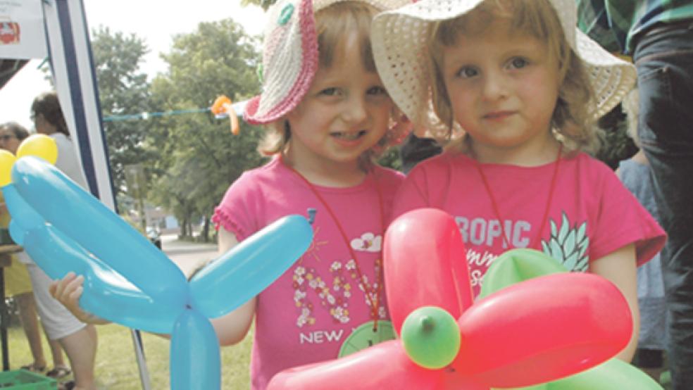 Die vierjährigen Zwillinge Mia (links) und Feemke hatten viel Spaß mit ihren modellierten Luftballons. © Foto: Szyska